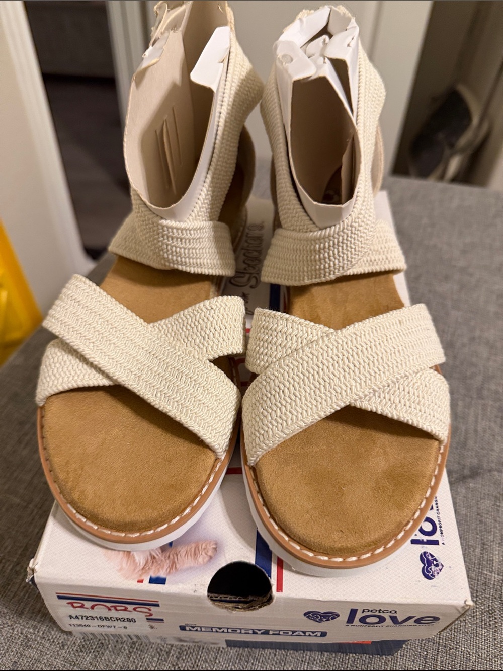New Bobs By Skechers Desert Kiss Off White Sandals
Sz 6